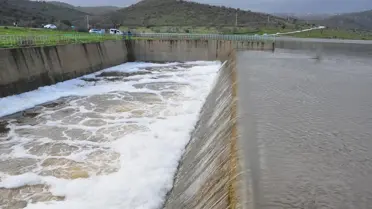 Barajdan su salımı sırasında toplanan kalabalık