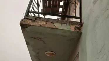 Mersin'de sel sonrası yıkılmış bir iş yeri