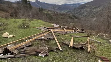 Uçuran rüzgar sonrası kovan kalıntıları