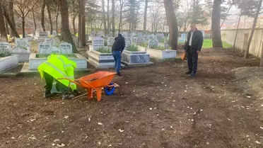 Mezarlık temizliği sırasında çalışan belediye ekipleri