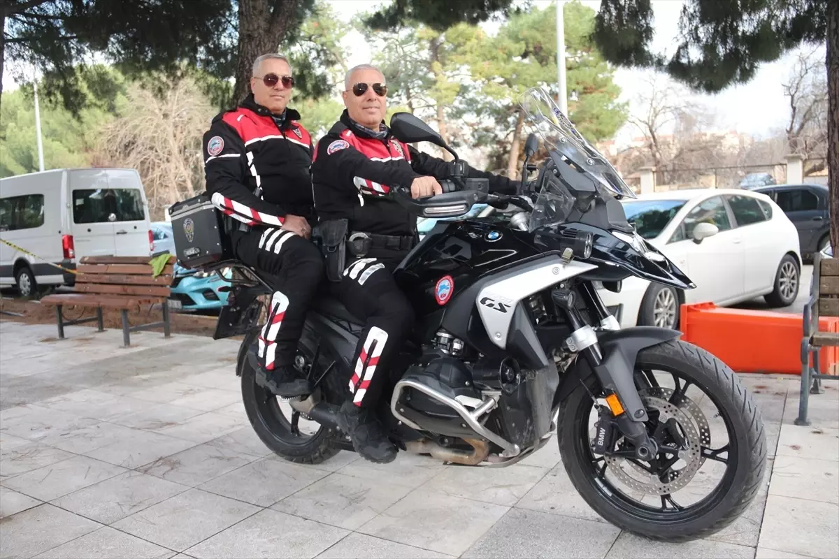 İkiz Kardeş Polislerin Emeklilik Yolculuğu
