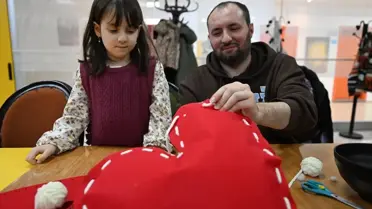 Etkinlikte hazırlanan el yapımı yastıklar