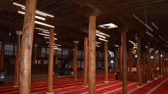 Ulu Camii iç mekan temizlik ekipleri