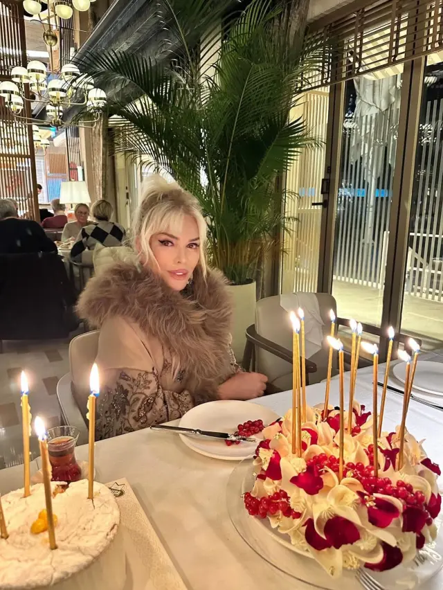 Ajda Pekkan doğum günü pastası önünde
