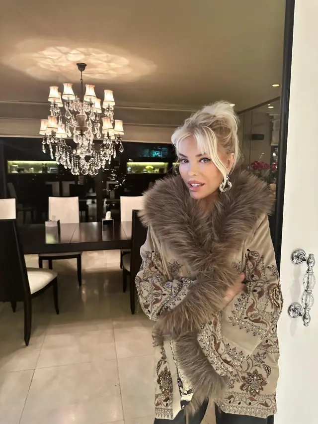 Ajda Pekkan hayranlarıyla fotoğraf çektiriyor