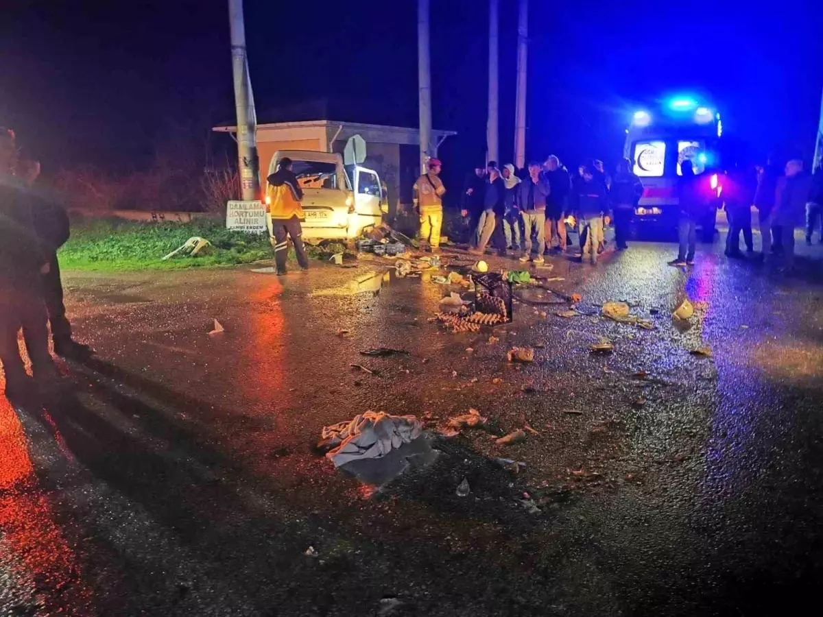 Karacabey'de Kamyonet ve Otomobil Çarpışması: 2 Yaralı