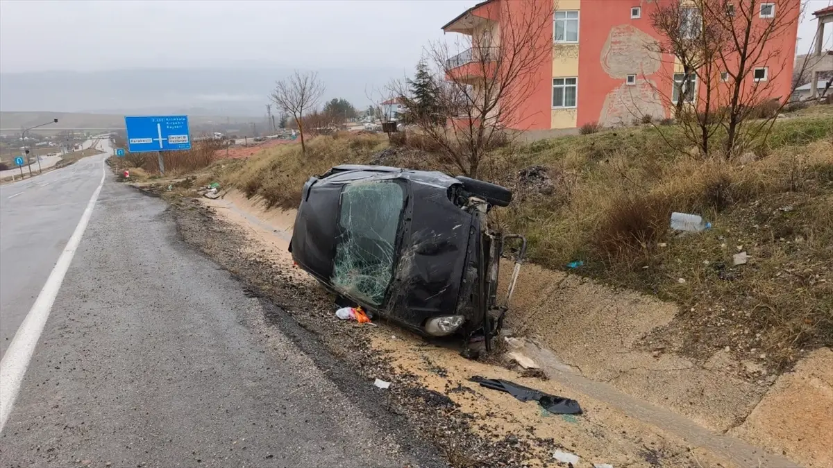 Kırıkkale Karakeçili'de Otomobil Sarampole Devrildi: Sürücü Hafif Yaralı Kaldı