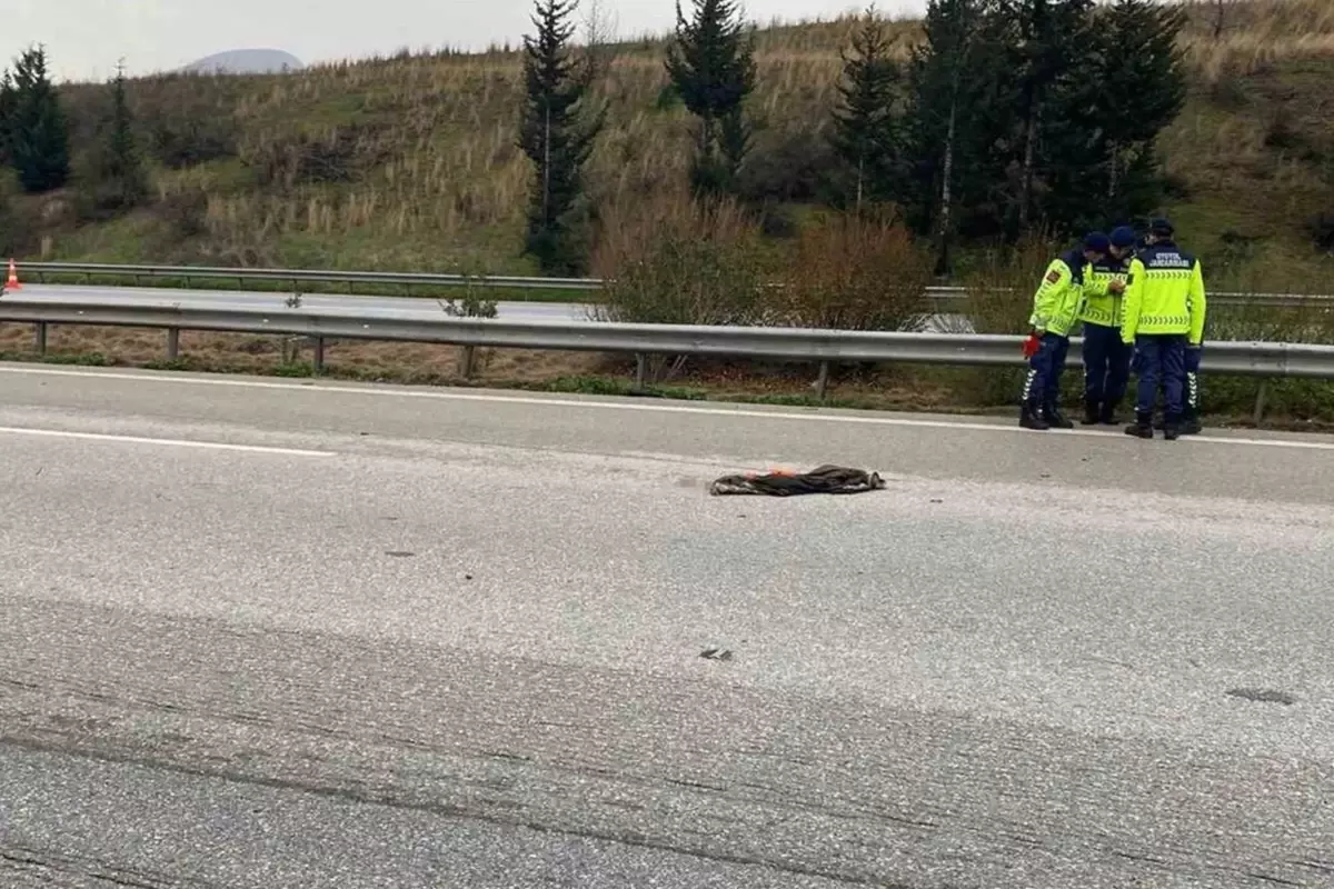 Düziçi Otoyolunda Temizlik Çalışanları Aracın Çarpmasıyla Şokta: 1 Ölü, 3 Yaralı