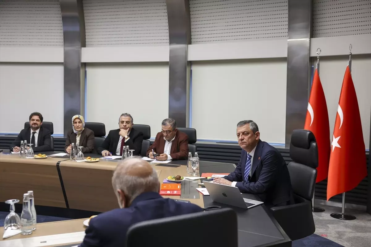 CHP Lideri Özgür Özel, Diyarbakır Kent Koruma Platformu ile Görüştü