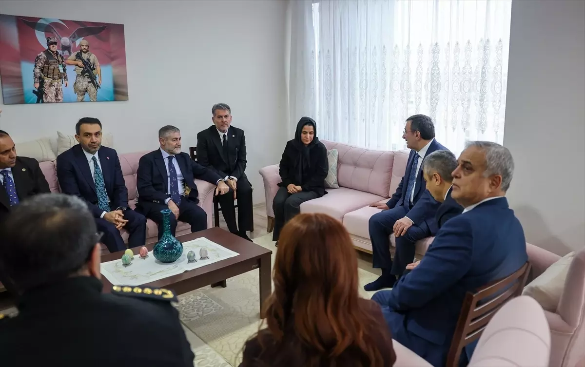 Cumhurbaşkanı Yardımcısı Cevdet Yılmaz, Şehit Aileyi Mersin'de Karşıladı