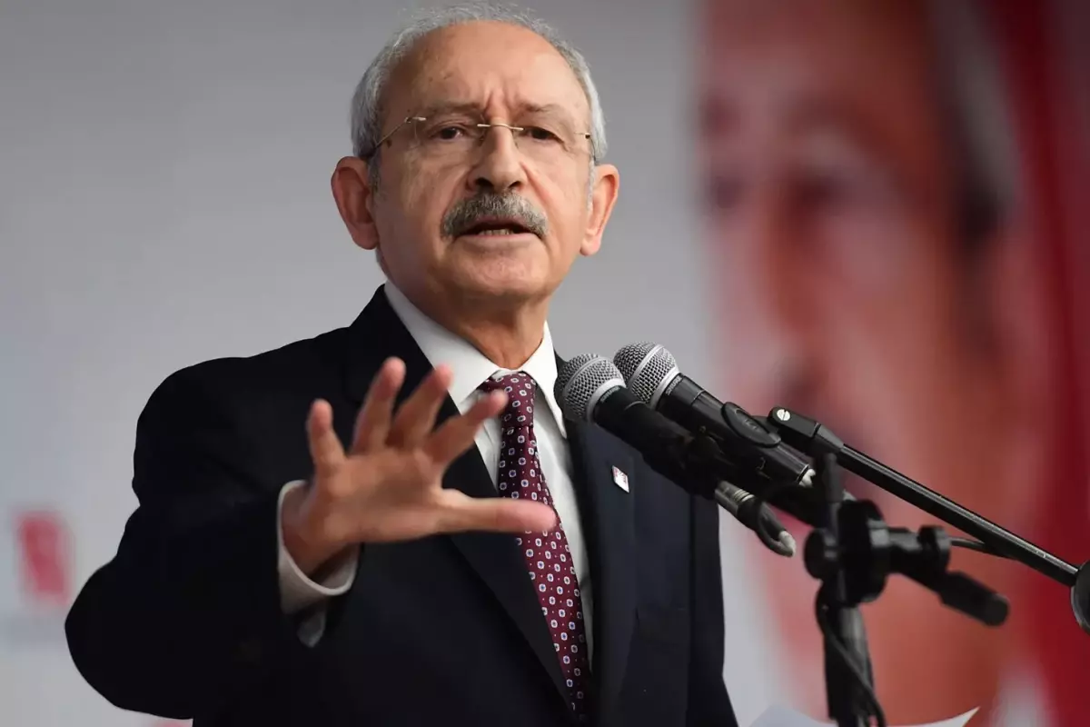 Kılıçdaroğlu, Baykal’ın Mezarı Başında Duygusal Anlar Yaşadı