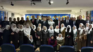 Beyaz başörtüsü takan Kadın Kolları üyeleri