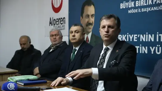 Türker Yörükçüoğlu Niğde'de konuşma yapıyor