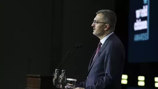 Emine Erdoğan sahnede konuşurken