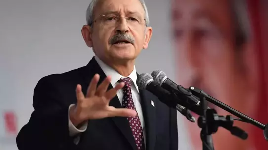 Kılıçdaroğlu, Baykal’ın Mezarı Başında Duygusal Anlar Yaşadı