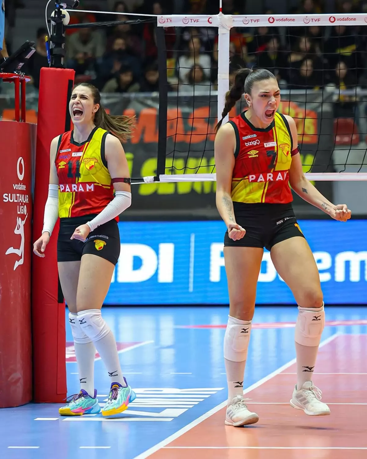 Ege Derbisi'nde Heyecan: Aras Kargo vs Aydın B.B. Voleybol Maçı Saat 16:00'de Başlıyor