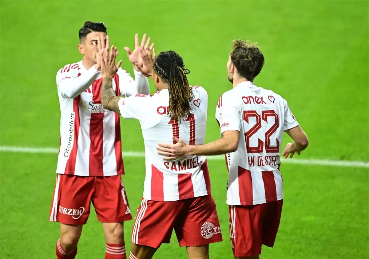 Antalyaspor, Samsunspor'u 2-0 Mağlup Etti: İlk Yarıda Önde