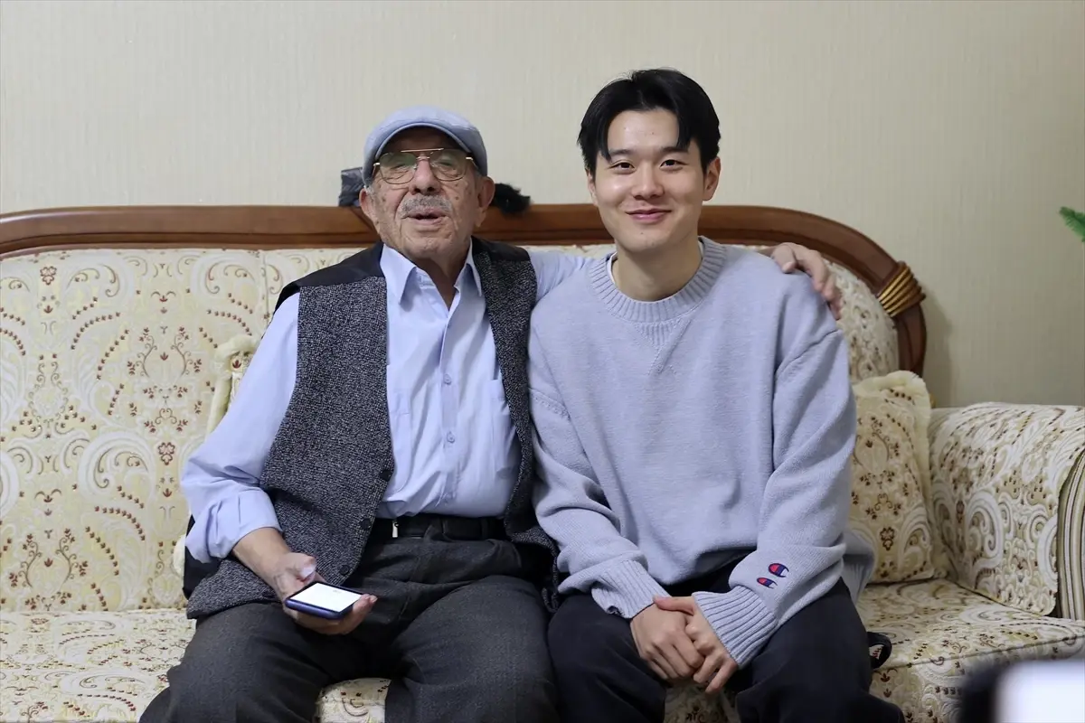 Konyaspor'un Güney Koreli Yıldızı Jinho Jo, 96 Yaşındaki Gaziyi Ziyaret Etti