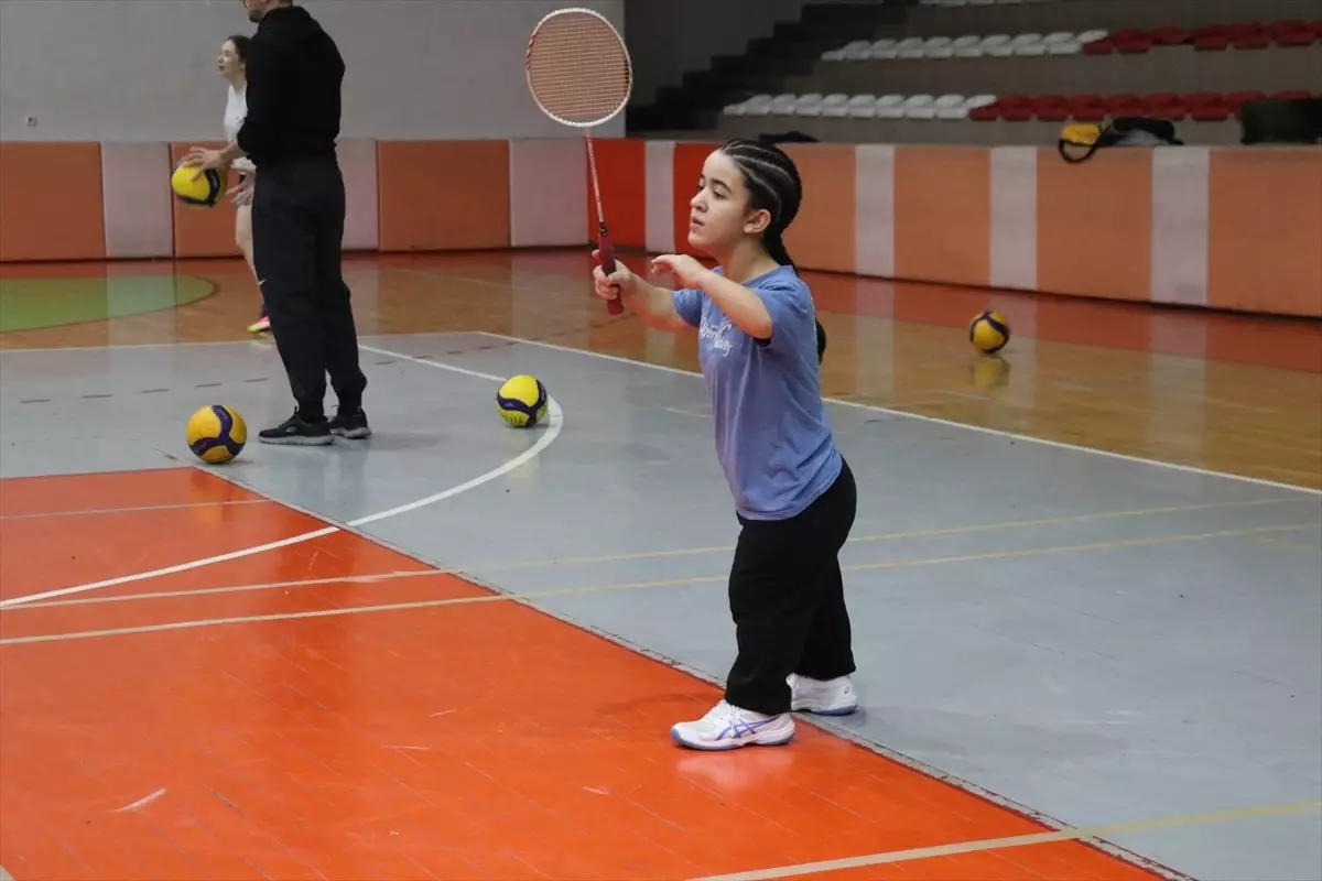 14 Yaşındaki Sudenaz, Para Badminton’da Özgüven ve Başarıya Koşuyor
