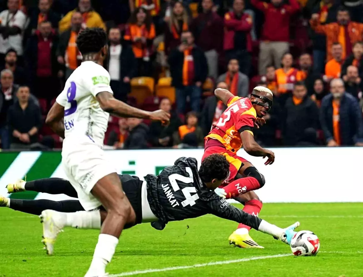 Galatasaray, Eyüpspor'u 2-0 Mağlup Etti; Bedirhan Kırmızı Kart Görerek Takımını 10 Kişide Bıraktı