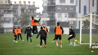 Alanyaspor takımının sahada taktik çalışması