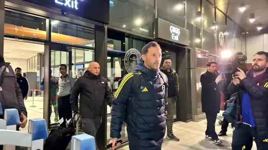 Fenerbahçe oyuncuları stadyum önünde