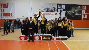 Ödül töreninde madalya dağıtımı