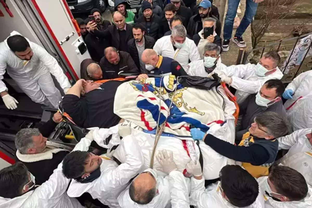 Engin Akbadal, 300 Kiloya Ulaştıktan Sonra Ankara'ya Obez Ambulansla Gönderildi