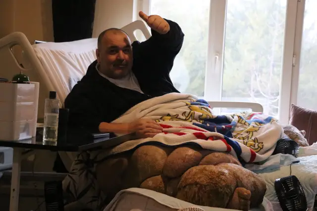 Evden çıkartılan 300 kilo adam