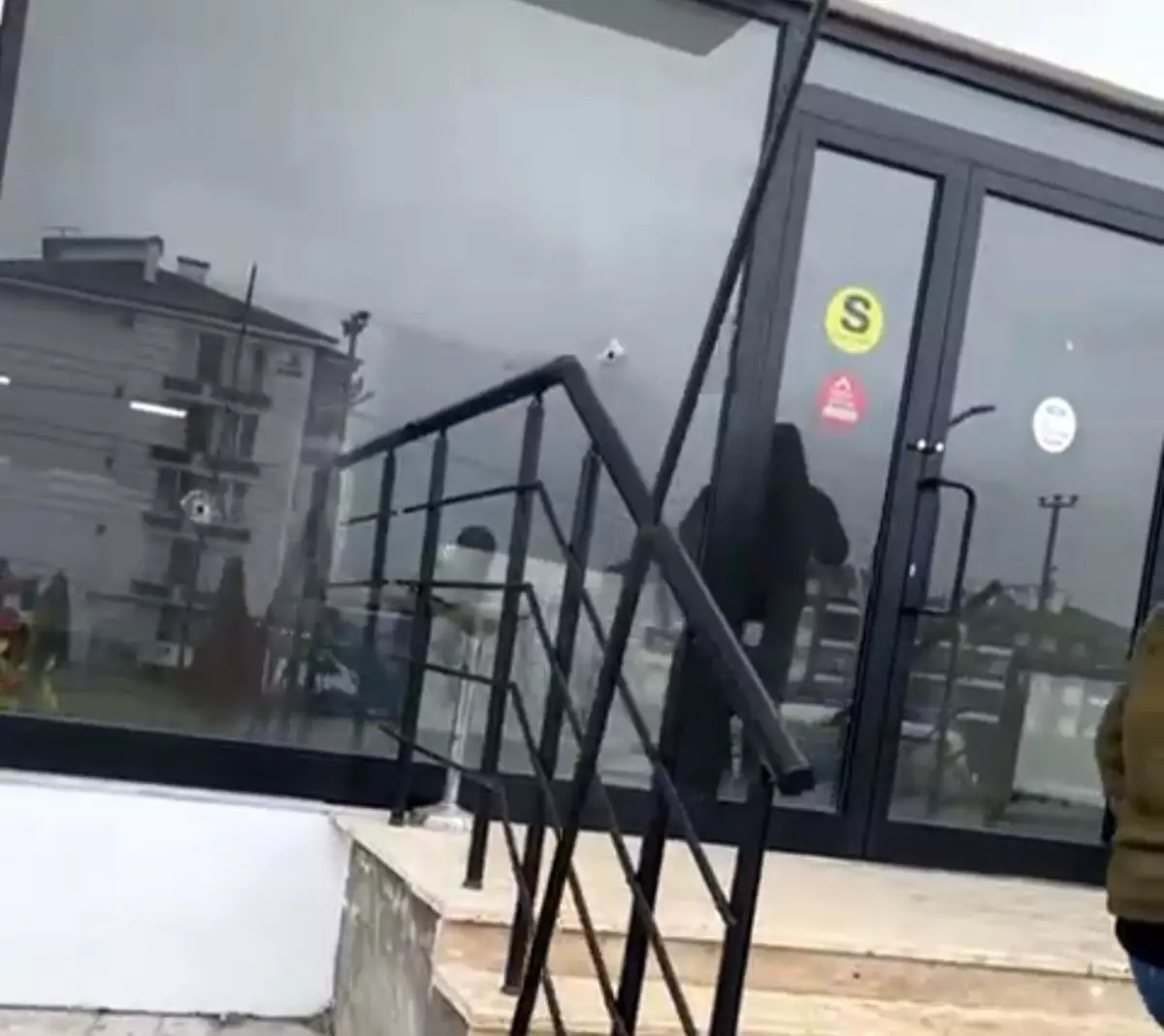 Bolu’da Emlak Ofisine Silahlı Saldırı: Kimse Yaralanmadı, Saldırgan Aranıyor