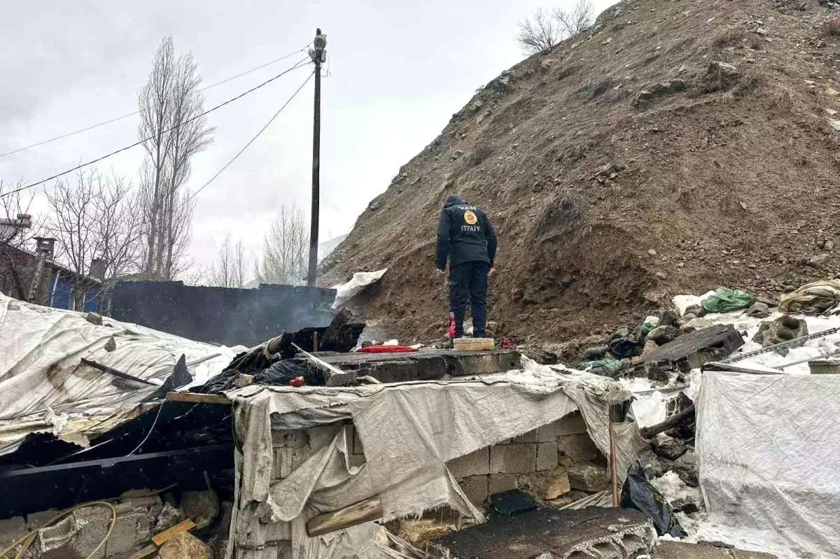 Van'ın Çatak İlçesinde Toprak Kayması Tandır Evini Yıktı, Babaanne ve Torunu Yaralandı