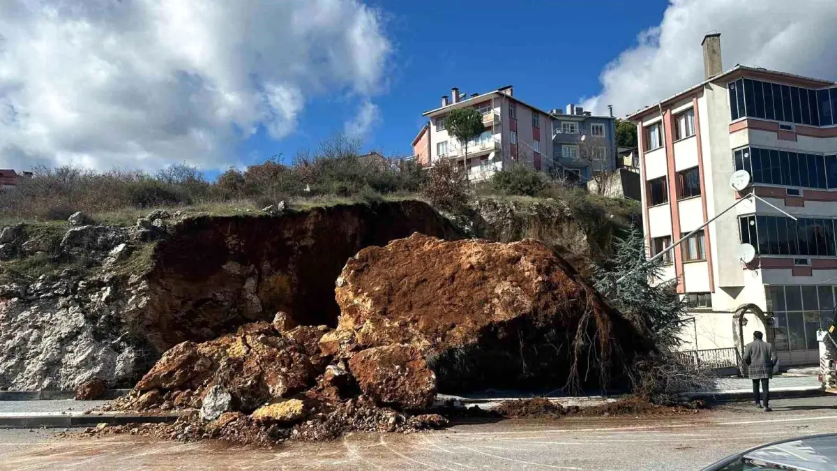 Balıkesir Dursunbey'de Yoğun Yağış Sonrası Dev Kaya Yola Düşerek Trafiği Durdurdu