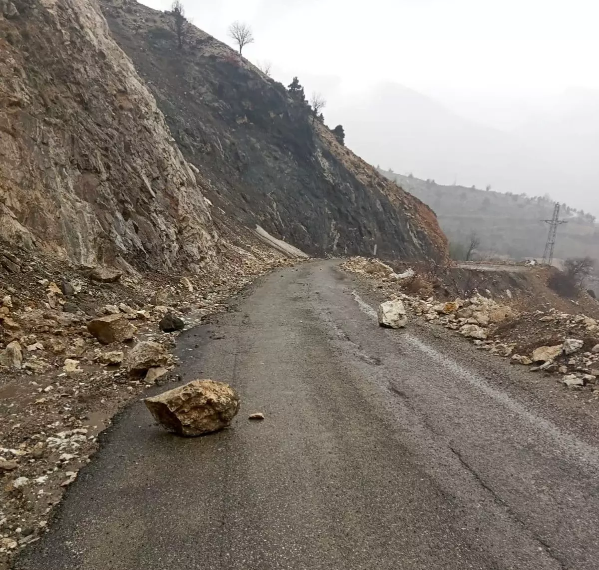 Adıyaman Gölbaşı'nda Şiddetli Sağanak Sonrası Karayolu Heyelanla Kapandı