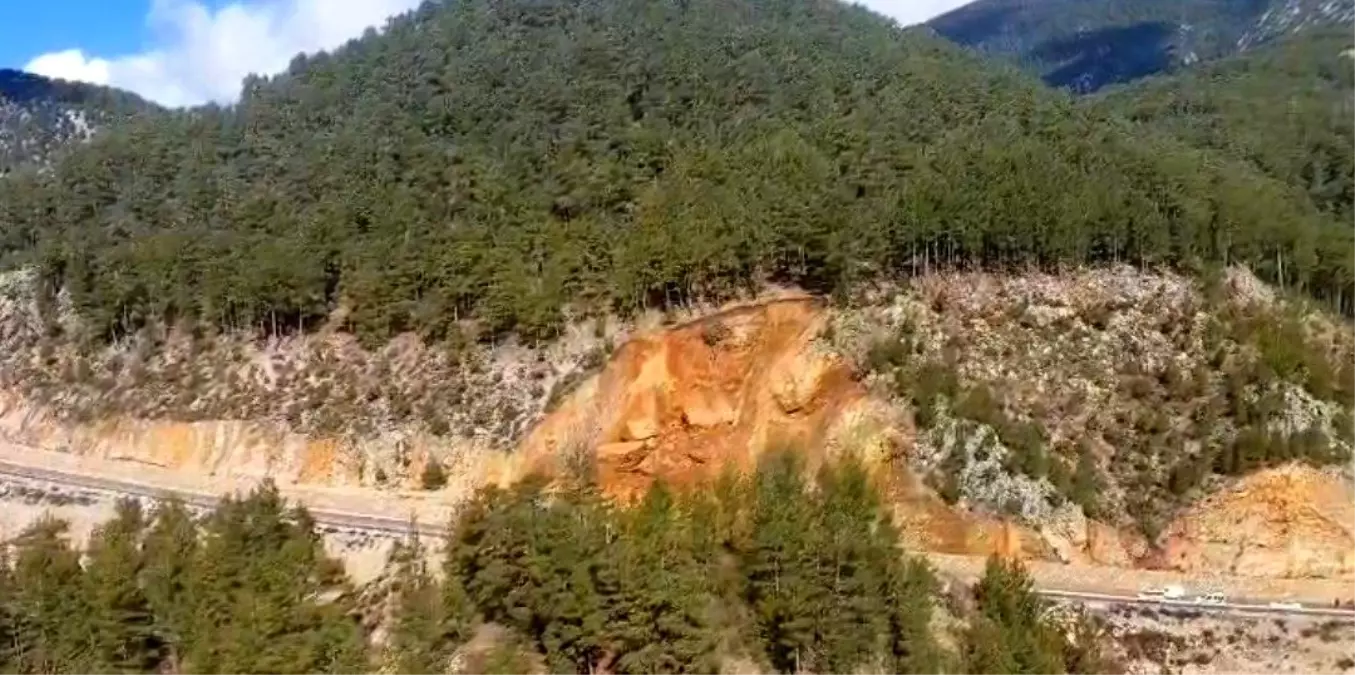 Gündoğmuş'ta Toprak Kayması Yol Açığını Tek Şeritten Açtı
