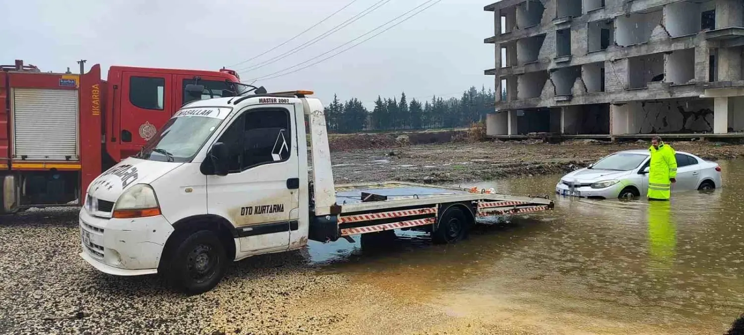 Hatay’da Şiddetli Yağışlar Sokakları Göle Çevirdi, Araçlar Kilitlendi