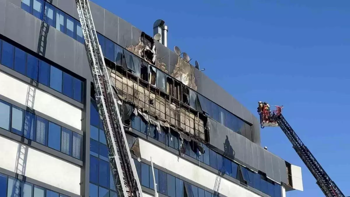 Gebze'de 7 Katlı İş Merkezinde Çıkan Yangın Kontrol Altına Alındı