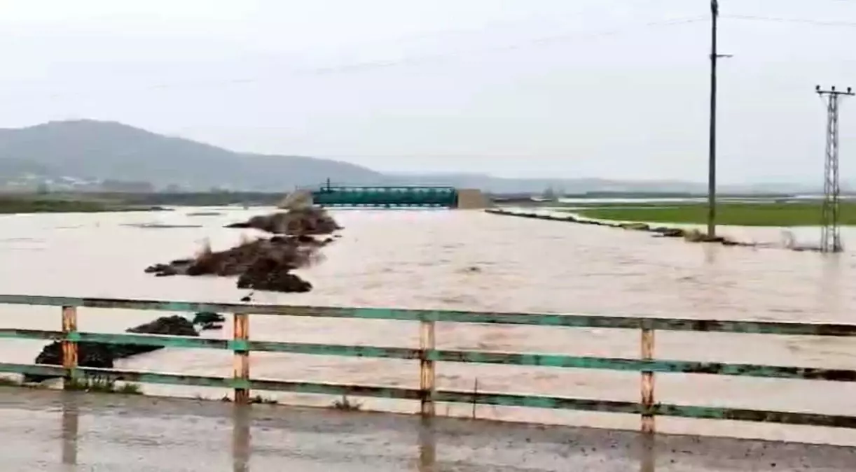 İslahiye'de Sağanak Yağışlar Evleri ve Tarım Alanlarını Sular Altına Çekti