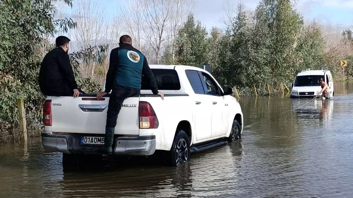 Kozan’da Sel Felaketi: Sıkışan Araçlar İtfaiye ve Belediye Ekipleriyle Kurtarıldı