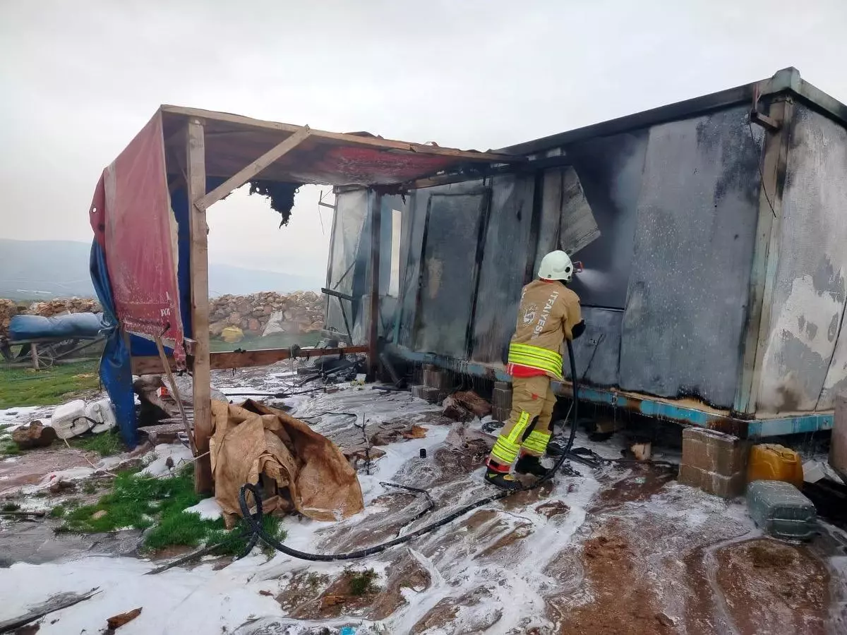 Reyhanlı'da Konteyner Yangını: Barınma Çözümü Tehlikeye Girdi