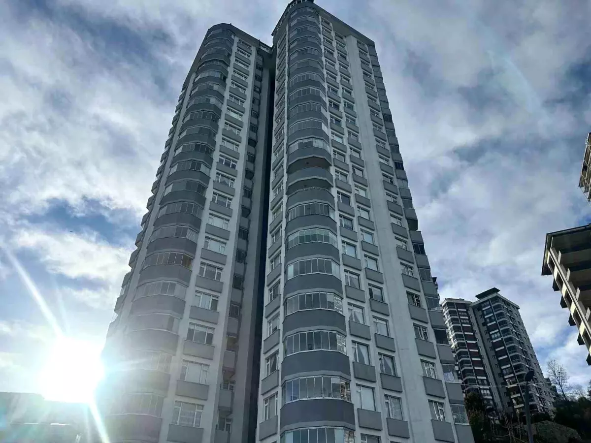 Rize'de Üniversite Öğretim Üyesi 10. Kattan Düşerek Hayatını Kaybetti