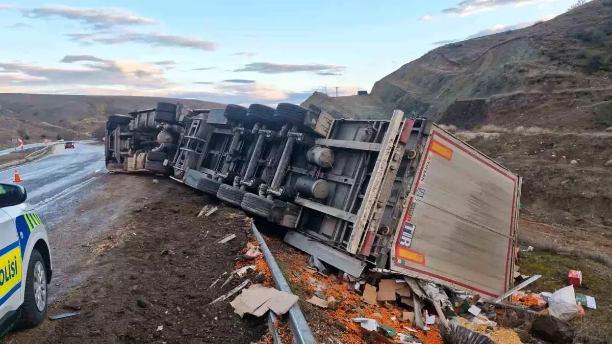 Alaca’da Tır Şarampole Devrildi: Sürücü Hafif Yaralanmadan Kurtuldu