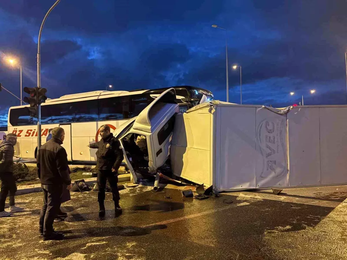 Kayseri Melikgazi'de Otobüs ve Kamyonet Çarpıştı: 5 Yaralı Hastaneye Kaldırıldı