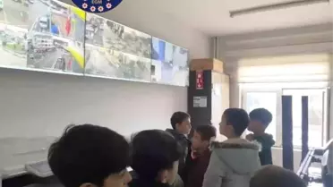 Etkinlikte çocuklar kurabiye yaparken