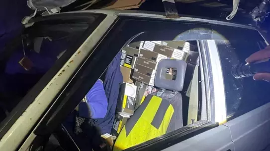 Ele geçirilen boş makaron paketleri