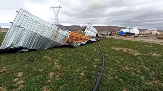 Develi'de Şiddetli Rüzgar Ahırın Çatısını Uçurdu, Çevrede Hasar Oluştu