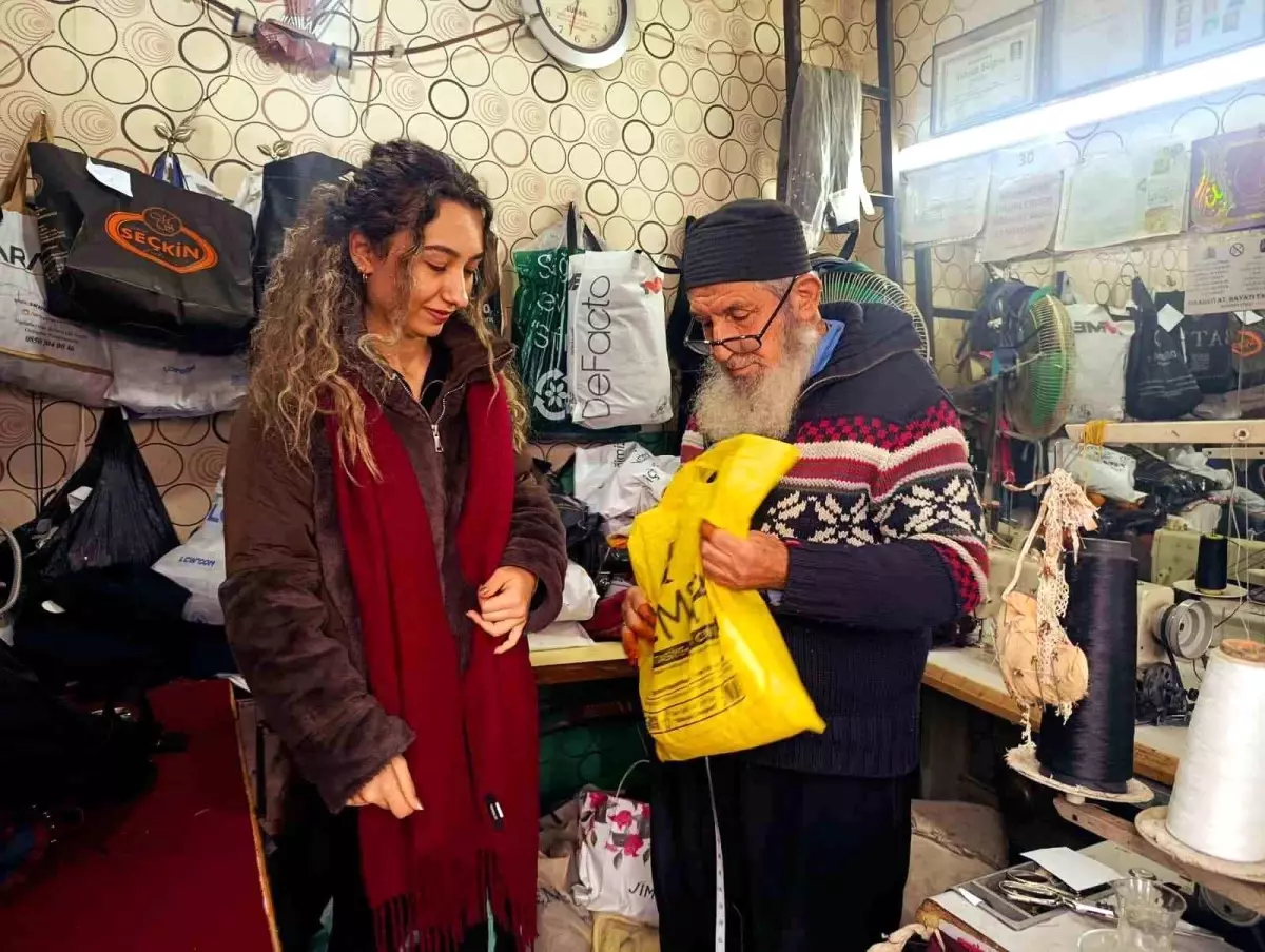 Usta terzi Mustafa Kekeç'in çalışma atölyesi