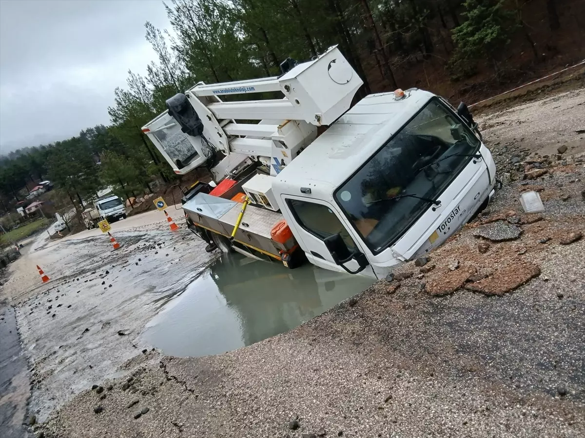 Adana Aladağ’da Su Borusu Patladı, Araç Çukurda Mahsur Kaldı