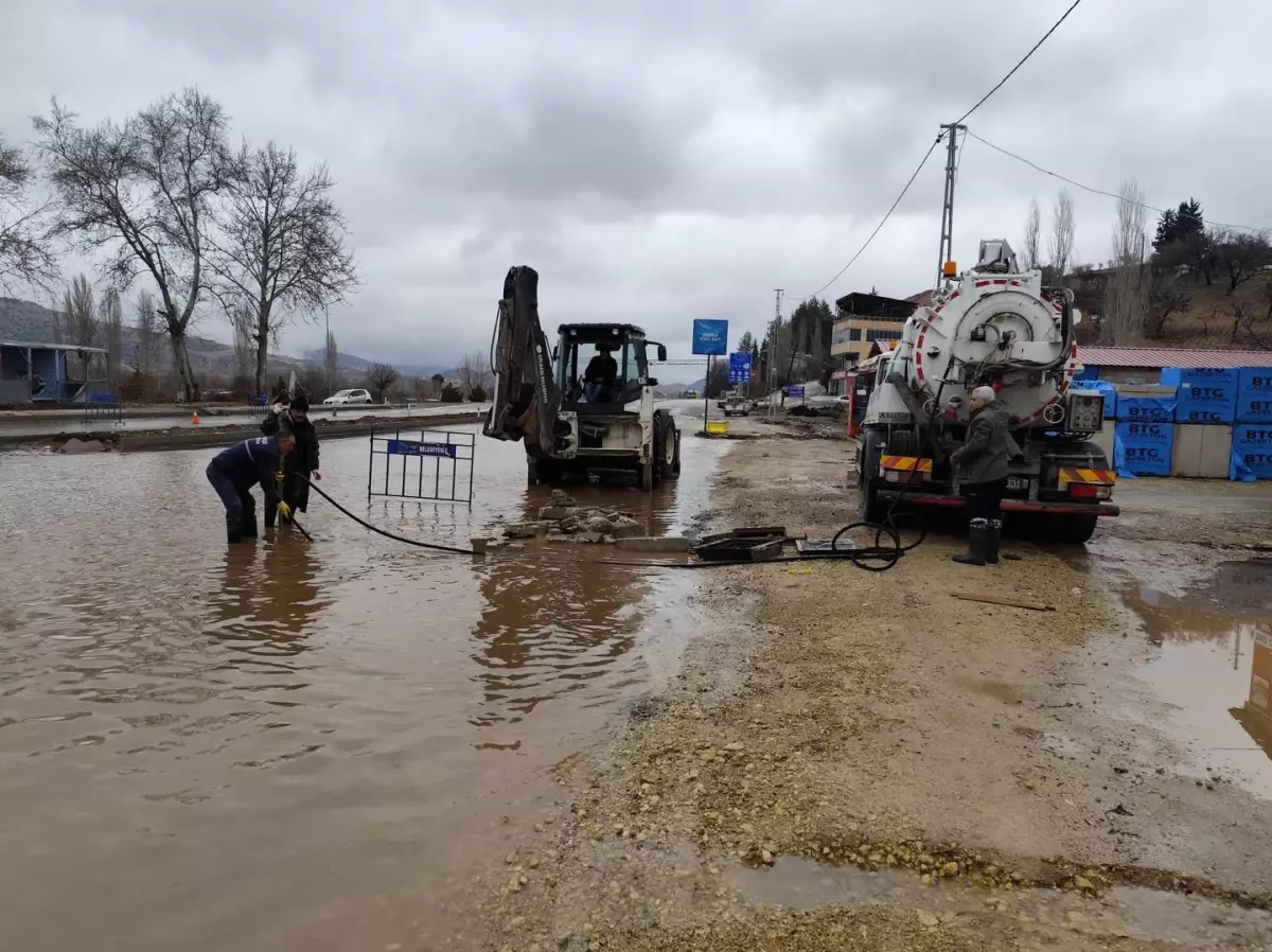 Adıyaman Gölbaşı’nda Sel Sonrası Temizlik Çalışmaları Hız Kesmeden Sürüyor