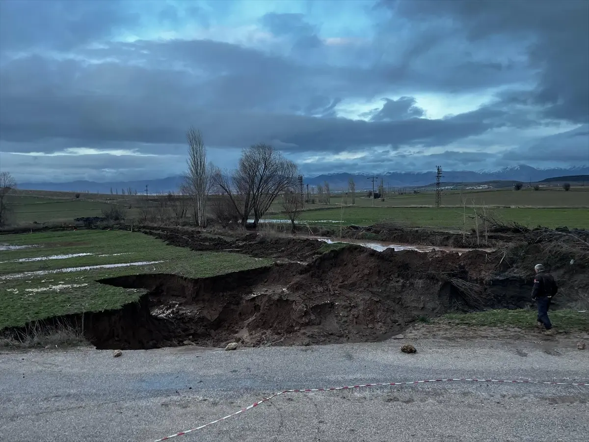 Sandıklı’da Şiddetli Sağanak Sonrası Dere Yatağında Çökme Oluştu