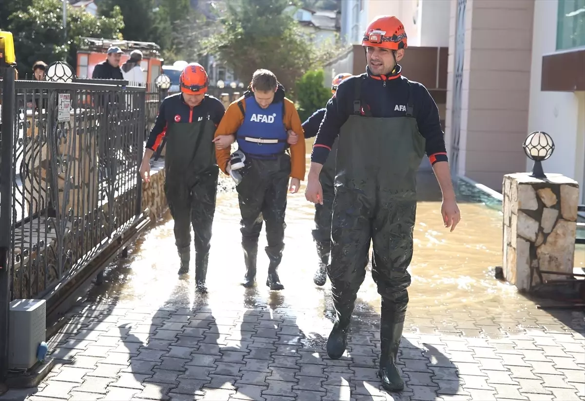 Alanya’da Sel Felaketi: Dim Barajı’ndan Gelen Su Evleri Sular, Tahliye Operasyonu Başladı